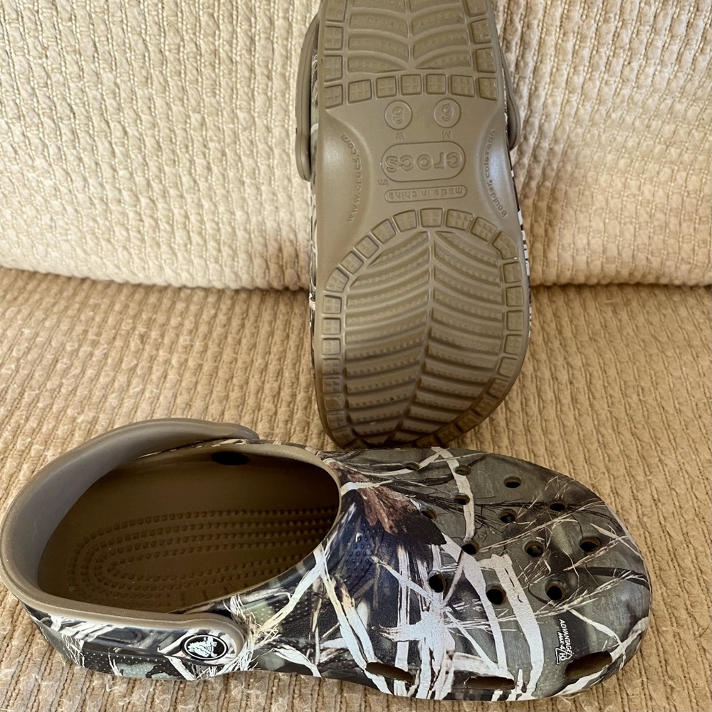 Crocs Men's (size 6) and Women's (size 8) Classic Realtree Camo Clog